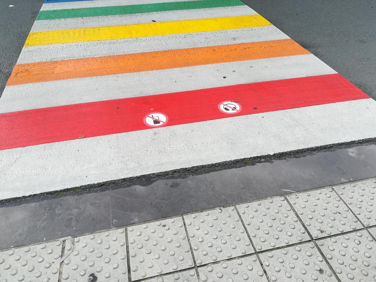 Pictogrammen op regenboogzebrapad