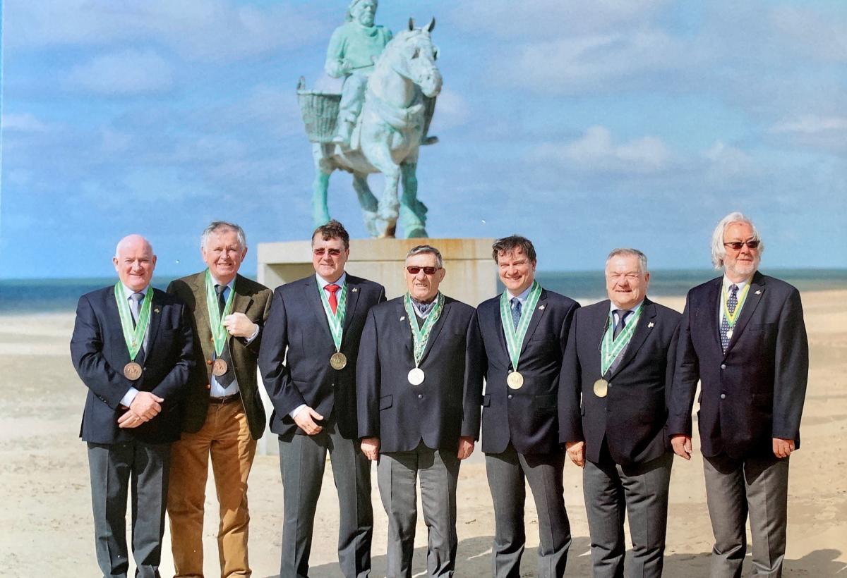 Ghislain Storme, vierde van rechts, met het dagelijks bestuur van de Orde van de Paardevisser.