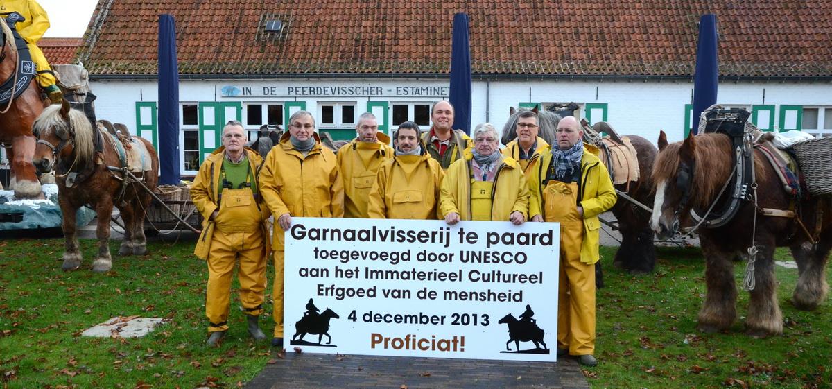 Een foto van onze paardenvissers uit 2013. Bernard Debruyne (derde van links) is ondertussen overleden.