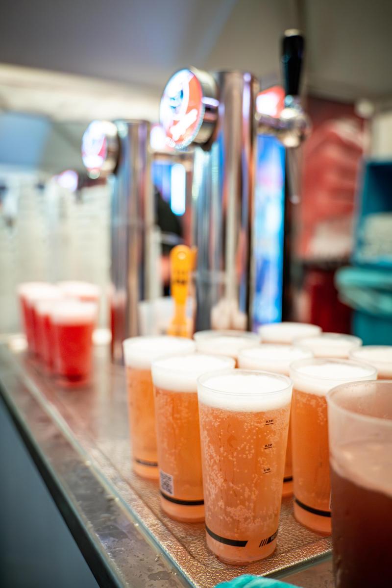 Herbruikbare bekers en borden op evenementen. Je ziet ze overal. En dat is verplicht sinds juni 2023. Maar waarom eigenlijk? Simpel: het is goed voor iedereen.