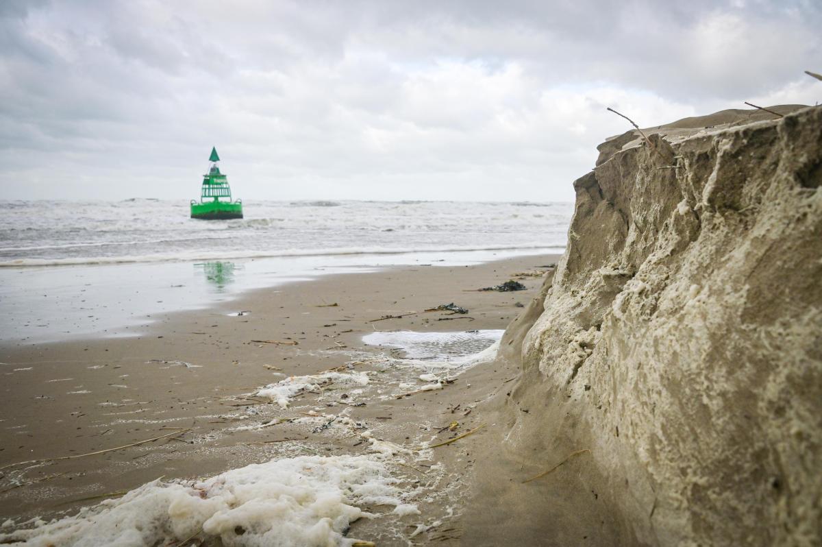 Als je op het strand van Koksijde staat en naar de horizon kijkt, zie je bij helder weer een groene stip in zee: de Trapegeerboei. Op zo’n 4 kilometer van het strand markeert ze een ondiep zeegebied en een belangrijk stuk natuur. 