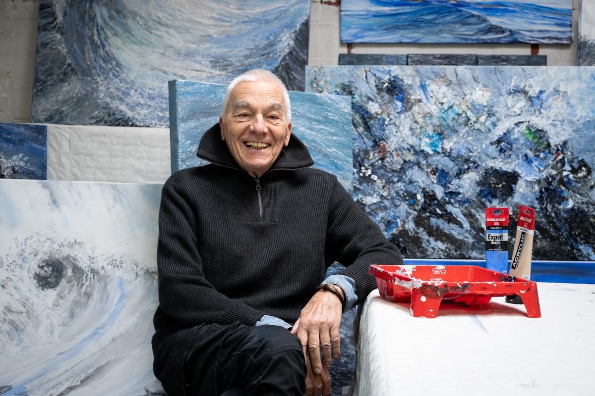 Kunstenaar Jean-Pierre Zinjé bij zijn kunstwerken