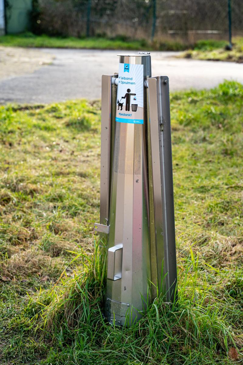 Waar vuilnisbakken minder nuttig zijn, nemen we ze weg of vervangen we ze door een hondenpoepbuis. Daar hebben we er in Koksijde intussen al 100 van. Dat is veel. En daar maken we veel hondenbaasjes blij mee. 