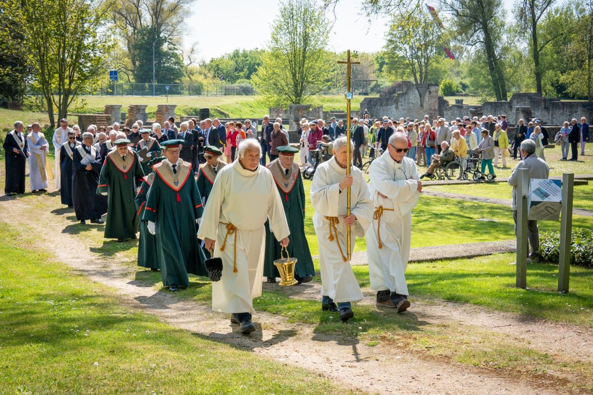 Bedevaart naar Baaldjes Kruus en een sfeervolle eucharistieviering in de abdijruïnes
