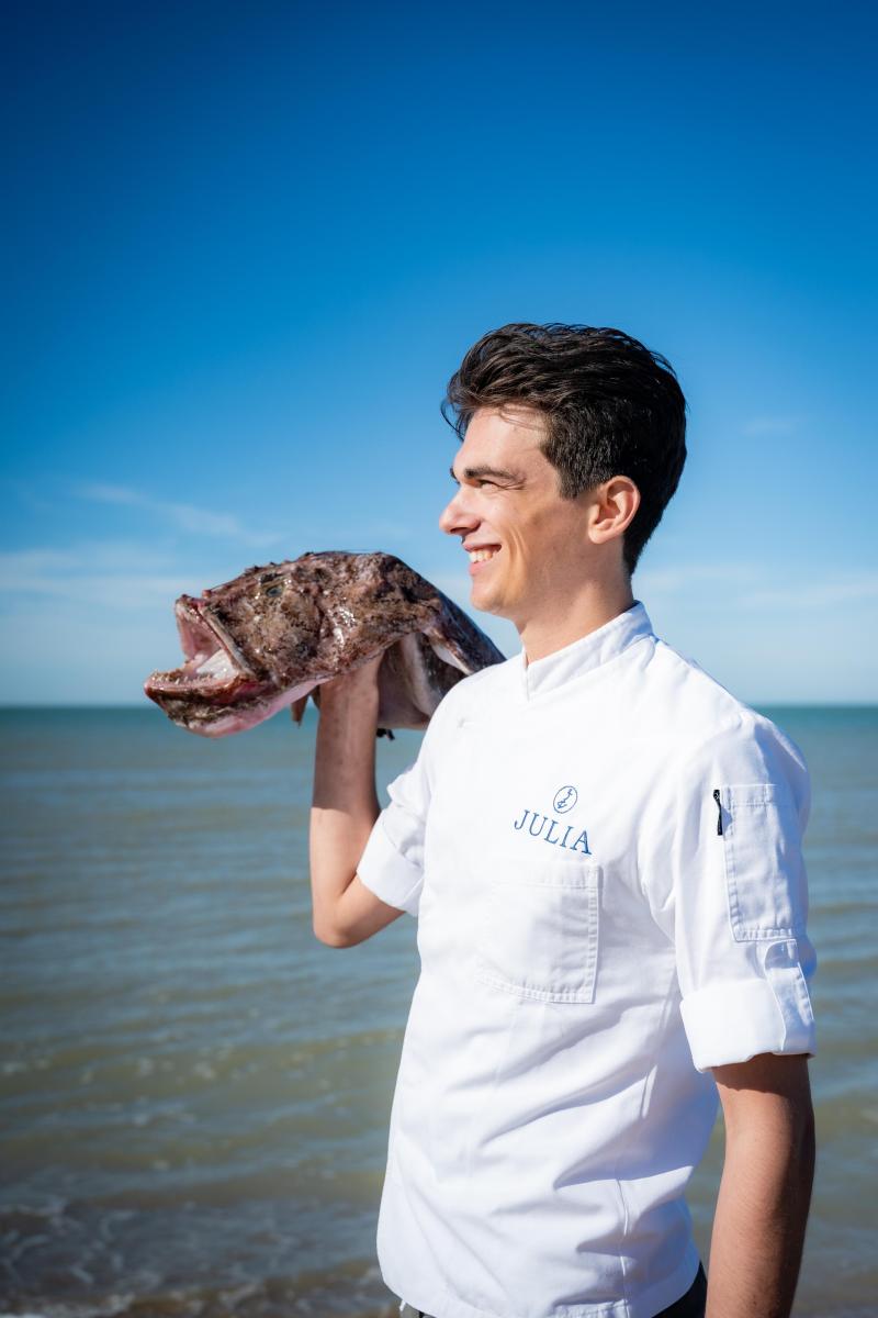 Vandaag runt achterkleinzoon Angus de winkel in Sint-Idesbald, samen met zijn zoon Cesar (die je op de foto ziet).