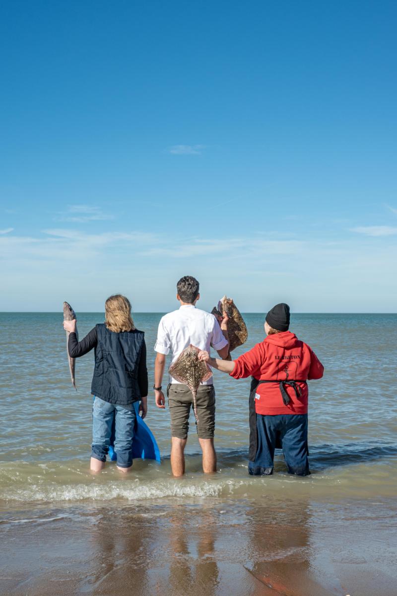 Een themajaar 'Visserij' zonder bij onze Koksijdse vishandelaars te passeren? Die vis braadt niet. Wat krijg je als je eeuwenlange visfamilies, zeemansbloed en vakpassie samengooit? 6 winkels die dag na dag de lekkerste Noordzeevis op de toonbank leggen. 