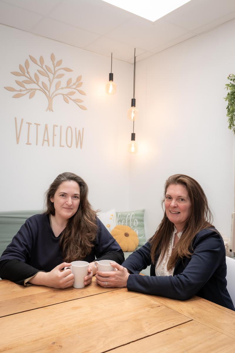 Vitaflow groeit door naar iets nieuws. Ellen Rabaey (kinesist) en Saar Jacobs (huisarts en therapeut) bouwen aan het 1e Heelhuis van West-Vlaanderen. Hier in Koksijde. Voor mensen die vastlopen door stress, burn-out of aanhoudende lichaamsklachten. Een plek waar lichaam en geest samen worden bekeken. 