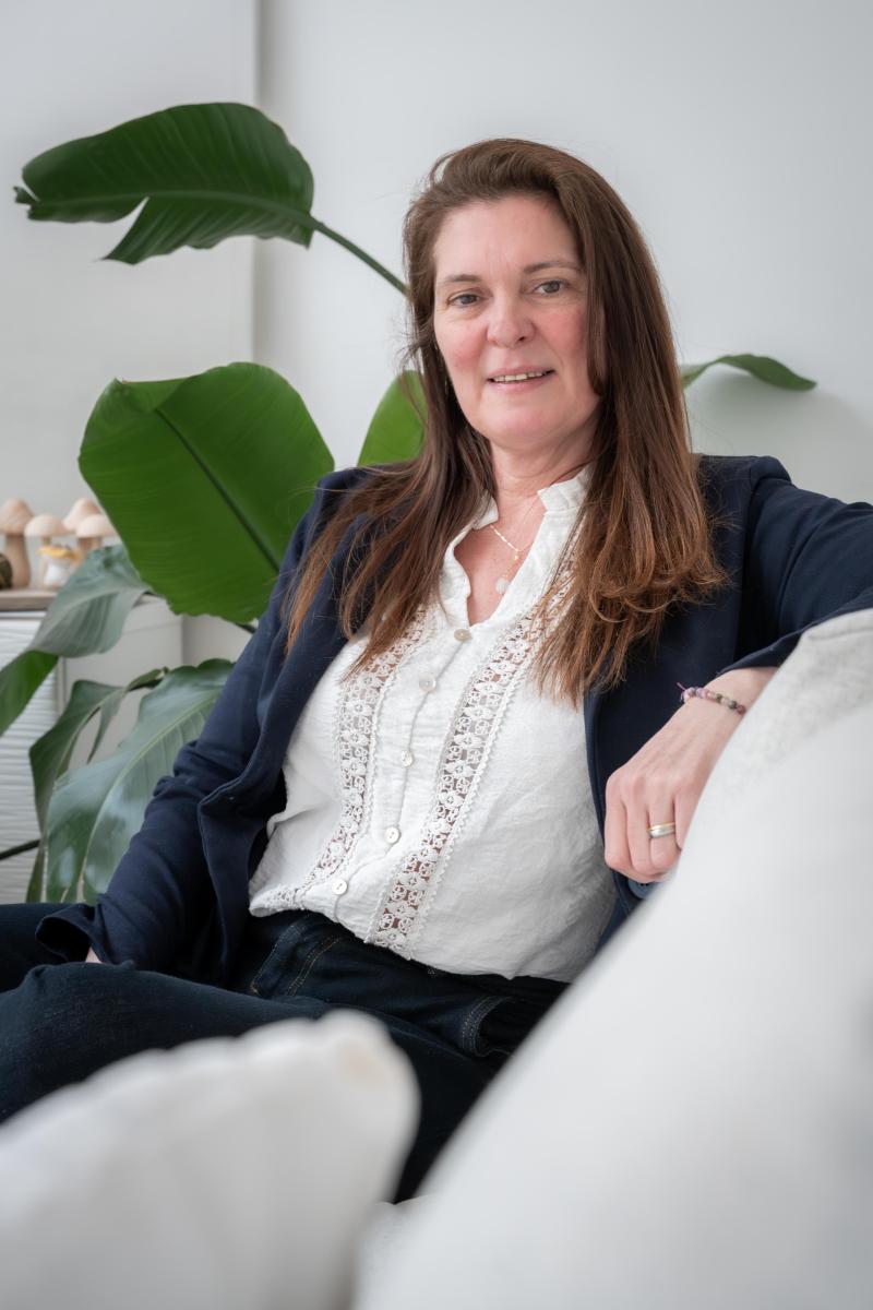 Vitaflow groeit door naar iets nieuws. Ellen Rabaey (kinesist) en Saar Jacobs (huisarts en therapeut) bouwen aan het 1e Heelhuis van West-Vlaanderen. Hier in Koksijde. Voor mensen die vastlopen door stress, burn-out of aanhoudende lichaamsklachten. Een plek waar lichaam en geest samen worden bekeken. 