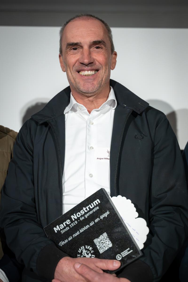 Angus Wittevrongel is meer dan vishandelaar. Hij runt ook restaurant Julia in Sint-Idesbald en dat deed hij van bij het begin zoals een soldaat naar de oorlog gaat: klaar voor alles. 6 generaties familie, 1 bijna-ramp vlak voor de opening en een zoon die 