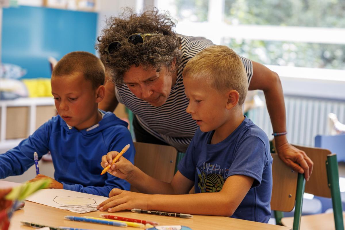 Niet elk kind stapt na de zomer met dezelfde kennis het schooljaar in. Kleuters en lagereschoolkinderen die dankzij jouw hulp beter rekenen en lezen: lijkt dat iets voor jou? Dan ben jij de persoon die Oscarcrew vzw zoekt.