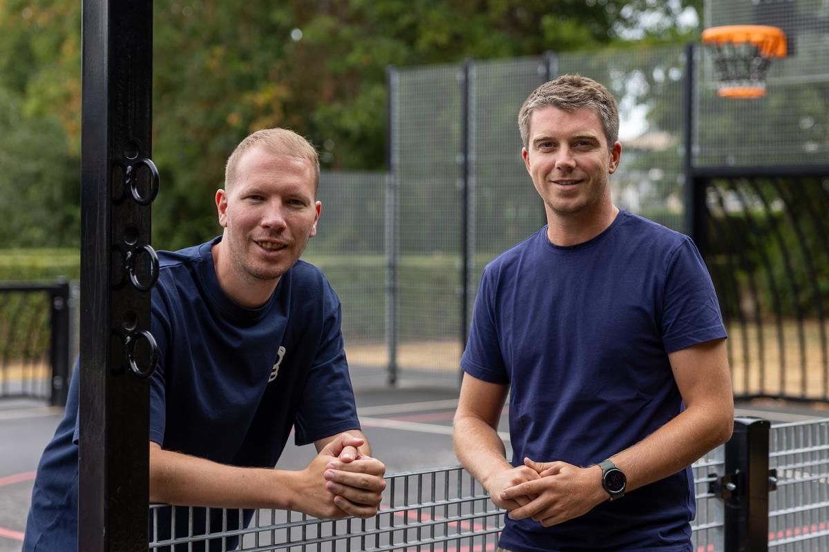 Stijn Calcoen en Dries Van Den Broucke van de sportdienst