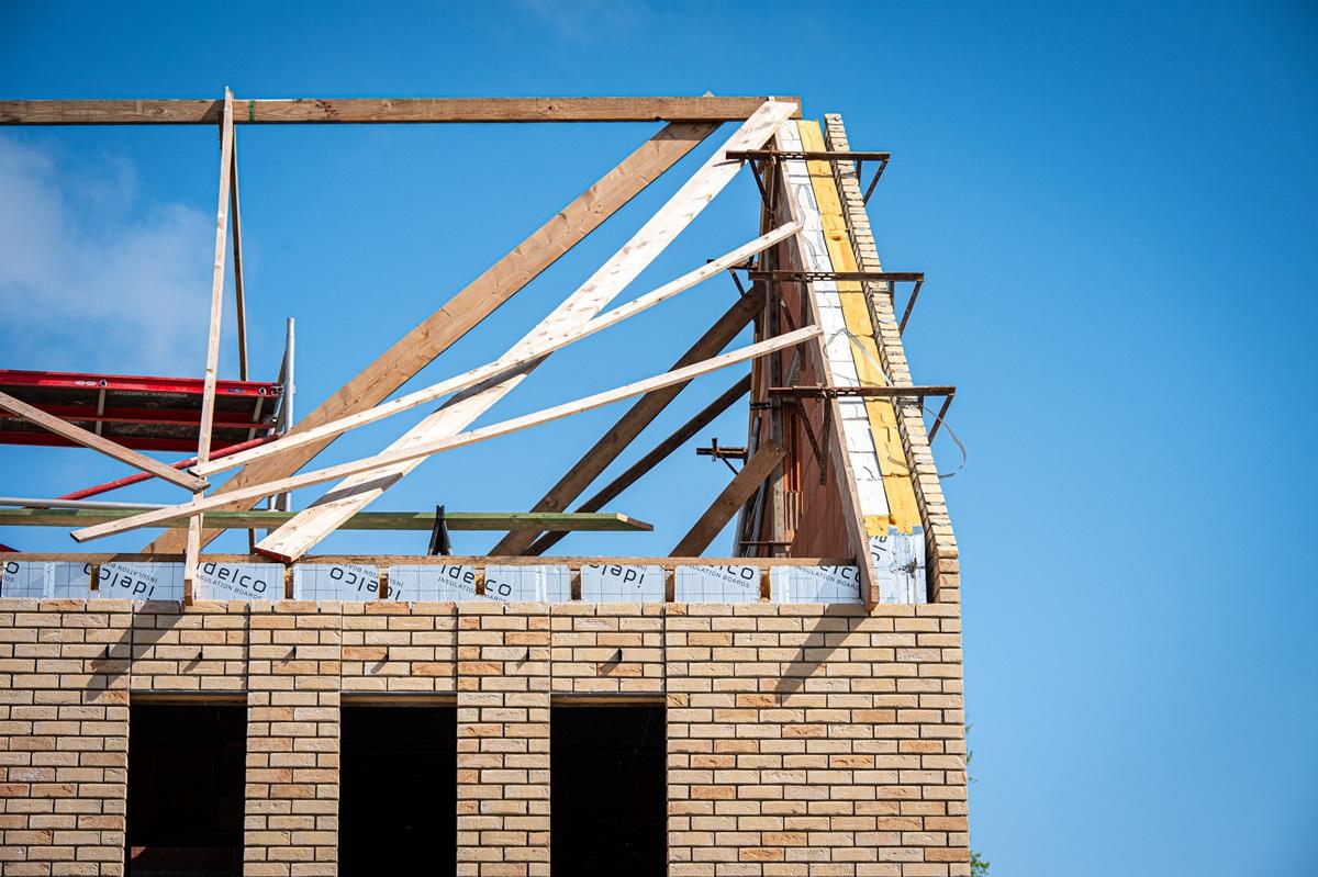 Waarom doet Koksijde dit? Aan de kust is een eigen huis kopen niet vanzelfsprekend. Zeker niet voor jonge mensen. Met de Woonpremie is het net iets makkelijker om hier te blijven wonen of hierheen te verhuizen. Ook bouwgrond wordt gewaardeerd. 