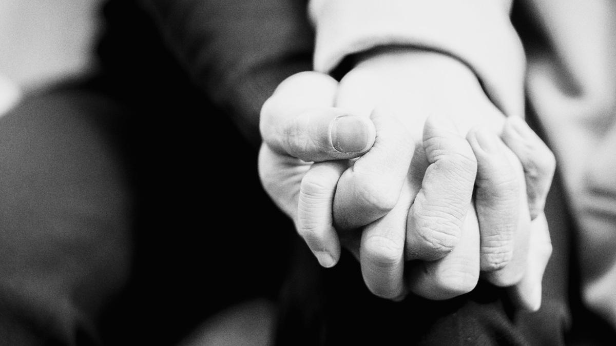 Niemand zou zich alleen mogen voelen in het verdriet na een zwangerschapsverlies. Toch overkomt dat naar schatting 1 op de 6 vrouwen (en hun partner). Met die cijfers voor ogen opende het Vlaams Expertisecentrum voor Zwangerschapsverlies zijn deuren in Oostduinkerke